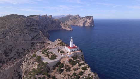 experimente las impresionantes vistas aéreas de cap formentor en mallorca, mostrando los espectaculares acantilados y el histórico faro contra el mar azul sin fin. perfecto para los amantes de la naturaleza y los viajeros.
