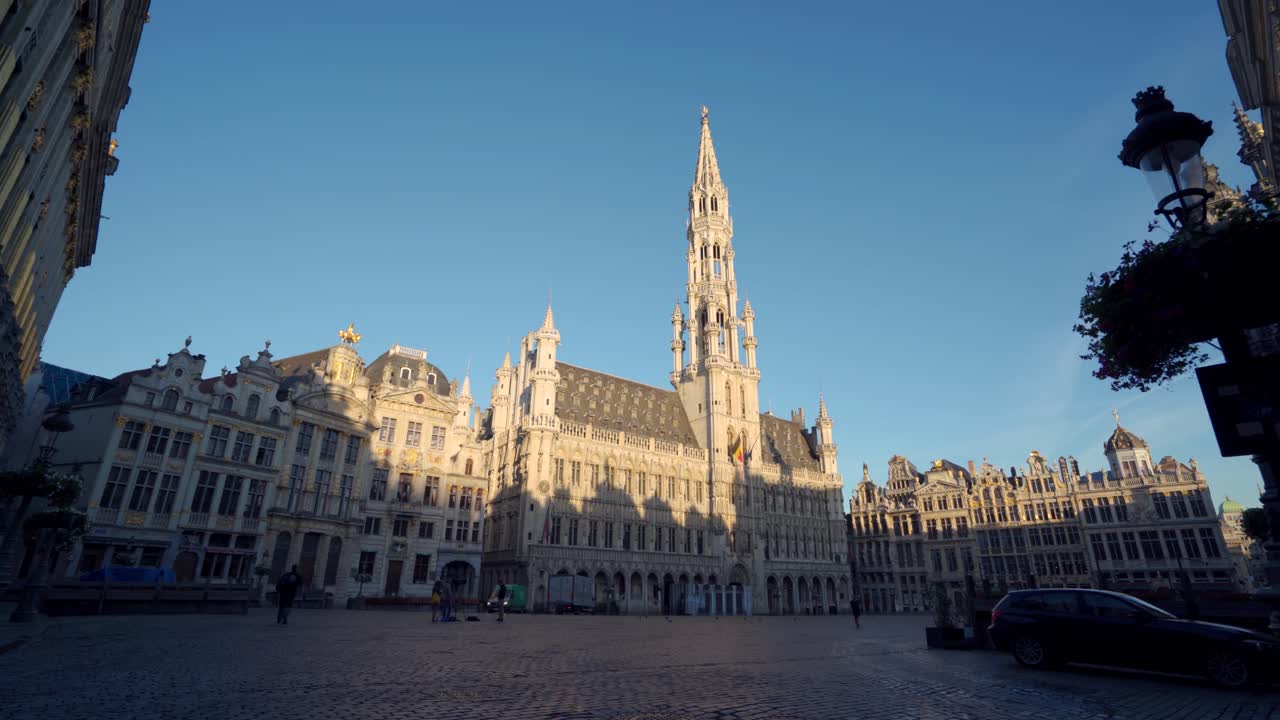 그랑 플라스 브뤼셀, 벨기에, 중앙에 시청과 함께 옆으로 총에 맞은 넓은 돌리 트럭