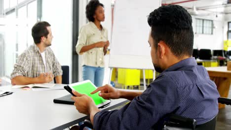 ejecutivos de negocios discutiendo durante la reunión