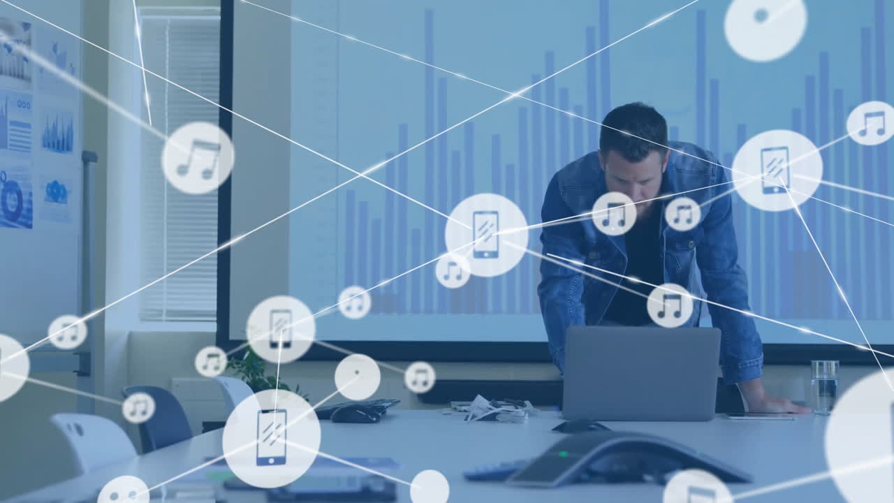 animación de la red de conexiones con iconos sobre empresario caucásico usando computadora portátil