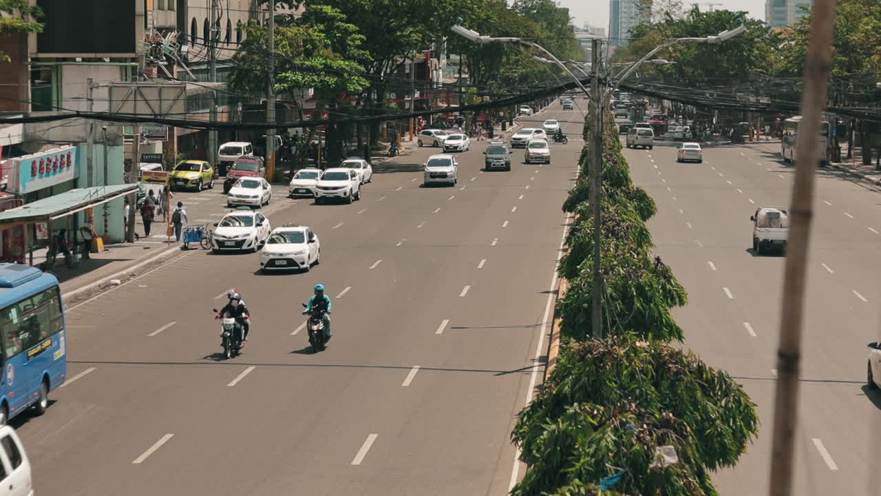 필리핀 세부의 도로를 달리는 자동차와 대중교통이 많은 도시의 전망