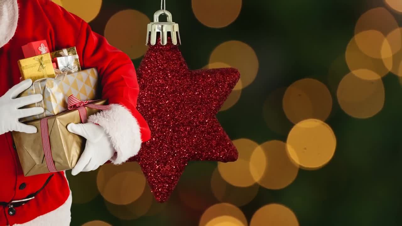 animación de santa claus sosteniendo regalos de navidad sobre estrella roja y manchas de luz naranja