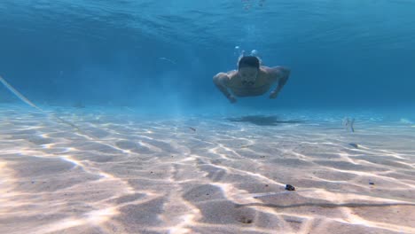 Nadando-Bajo-El-Agua-En-El-Mar-Egeo