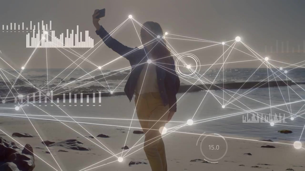 Una donna cammina sulla riva, si ferma e alza il telefono, avviando sovrapposizioni di rete tecnologica e grafici che incorniciano l'inquadratura.