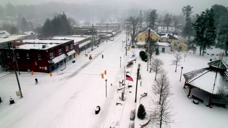 órbita-Aérea-Soplando-Roca-Nc,-Carolina-Del-Norte-Con-Nieve-En-El-Suelo