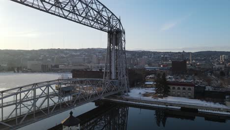 Duluth-Icónico-Puente-Elevador-Y-Metraje-De-Drones-De-4k-De-La-Ciudad-En-La-Hora-Dorada-2