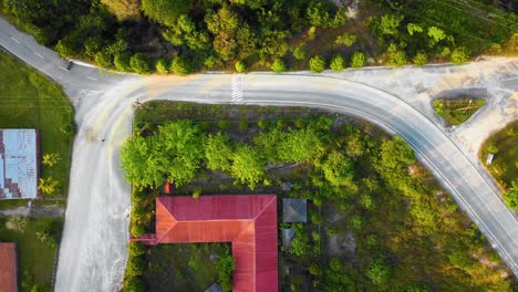 Sorprendentes-Imágenes-Cinematográficas-De-Drones-Residenciales-De-4k-Después-De-Que-El-Problema-De-La-Deforestación-Consiste-En-Muchas-Casas,-Carreteras,-árboles,-Lagos-E-Infraestructura-En-Medio-Del-Bosque-Tropical-Ubicado-En-Riau,-Indonesia