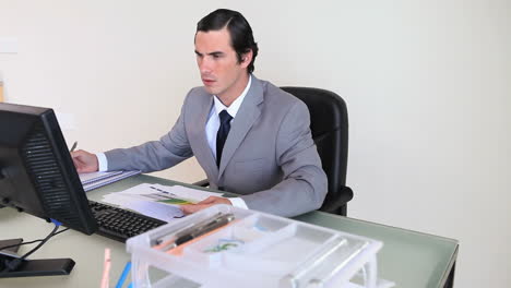 hombre de negocios trabajando con una computadora