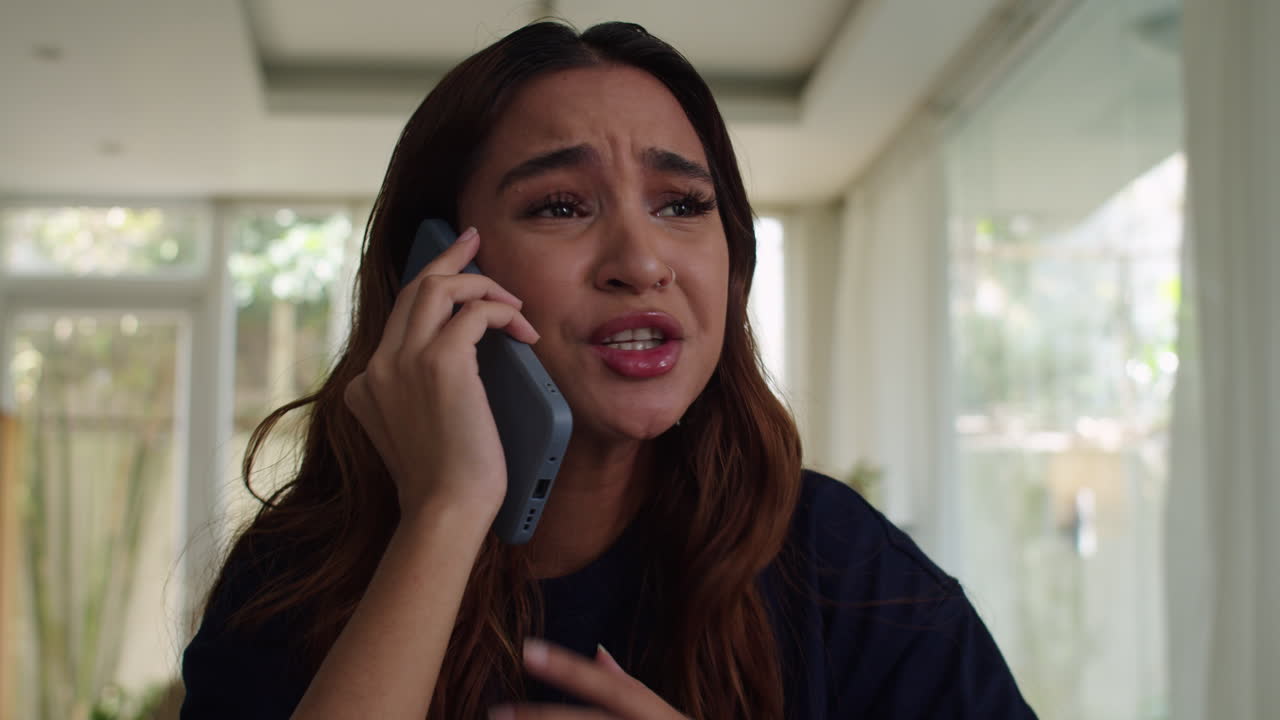 chica infeliz en una llamada en casa