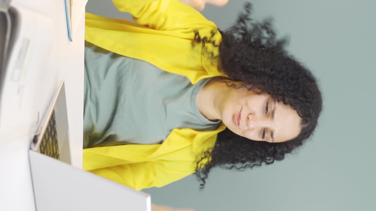 Vertical video of The young woman who got angry at what she saw on the laptop.
