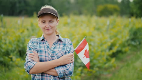 Mujer-Agricultora-Con-Bandera-Canadiense-Mirando-A-La-Cámara-Retrato-De-Un-Agricultor-Canadiense