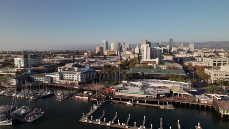 Vista-Aérea-Del-Horizonte-De-Oakland-Con-Jack-London-Square-Y-El-Puerto-Deportivo.