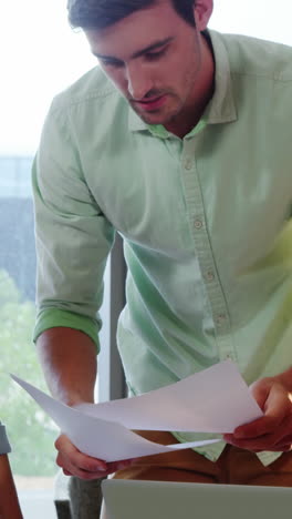 hombres de negocios interactuando sobre un documento
