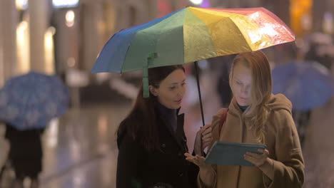 Mujeres-Hablando-En-La-Calle-En-Un-Día-Lluvioso