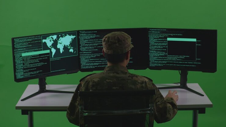 Militærpersonel arbejder ved computere.
