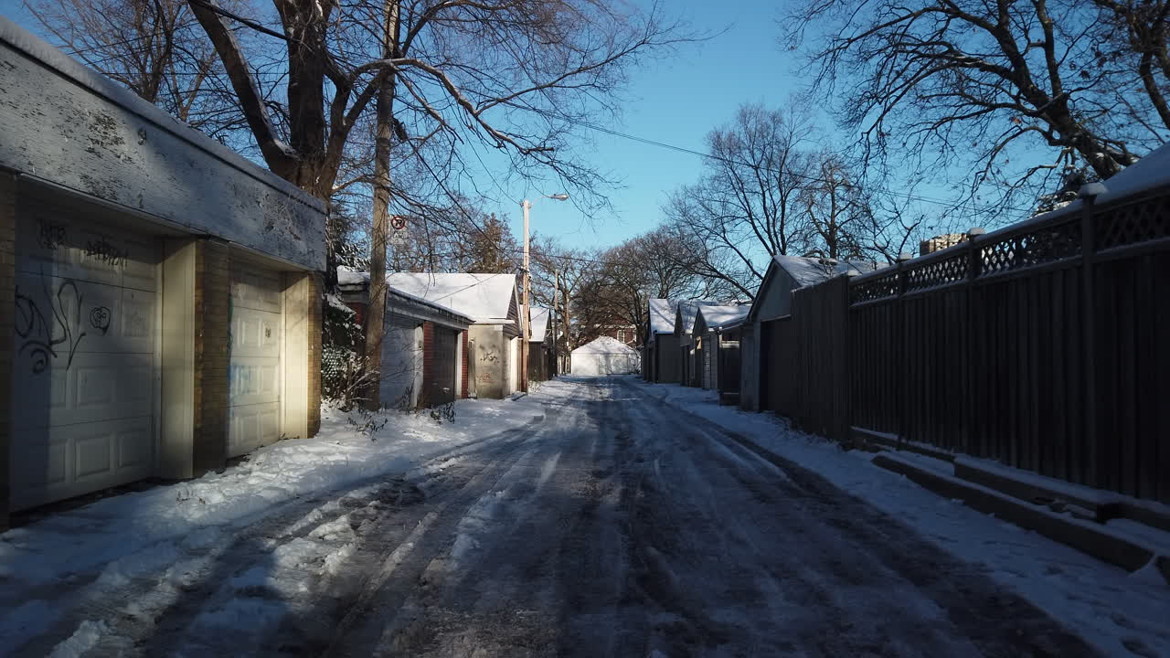 토론토에서 얼음 눈 덮인 골목길의 넓은 낮 설정 샷