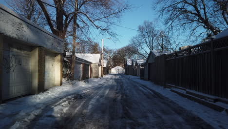 amplia toma diurna de un callejón cubierto de nieve helada en toronto