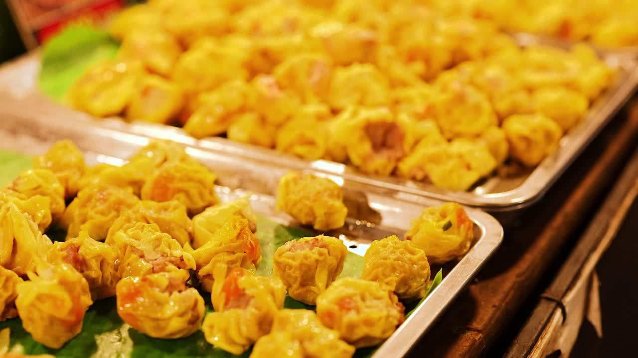 albóndigas frescas expuestas en el mercado callejero de phuket, tailandia