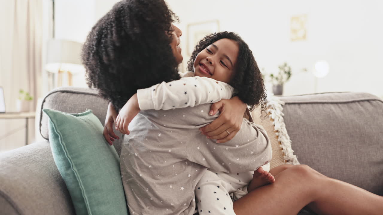 Famiglia, madre e bambina, abbraccio e bacio con amore