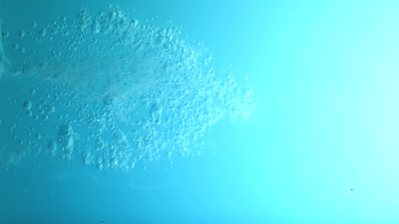 el agua se extiende sobre un fondo azul.