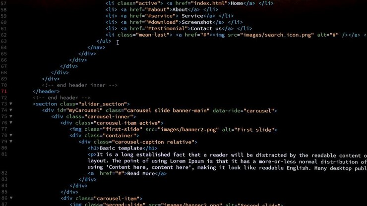 4K nærbillede af HTML-tagkode på PC-skærm, der scroller ned.