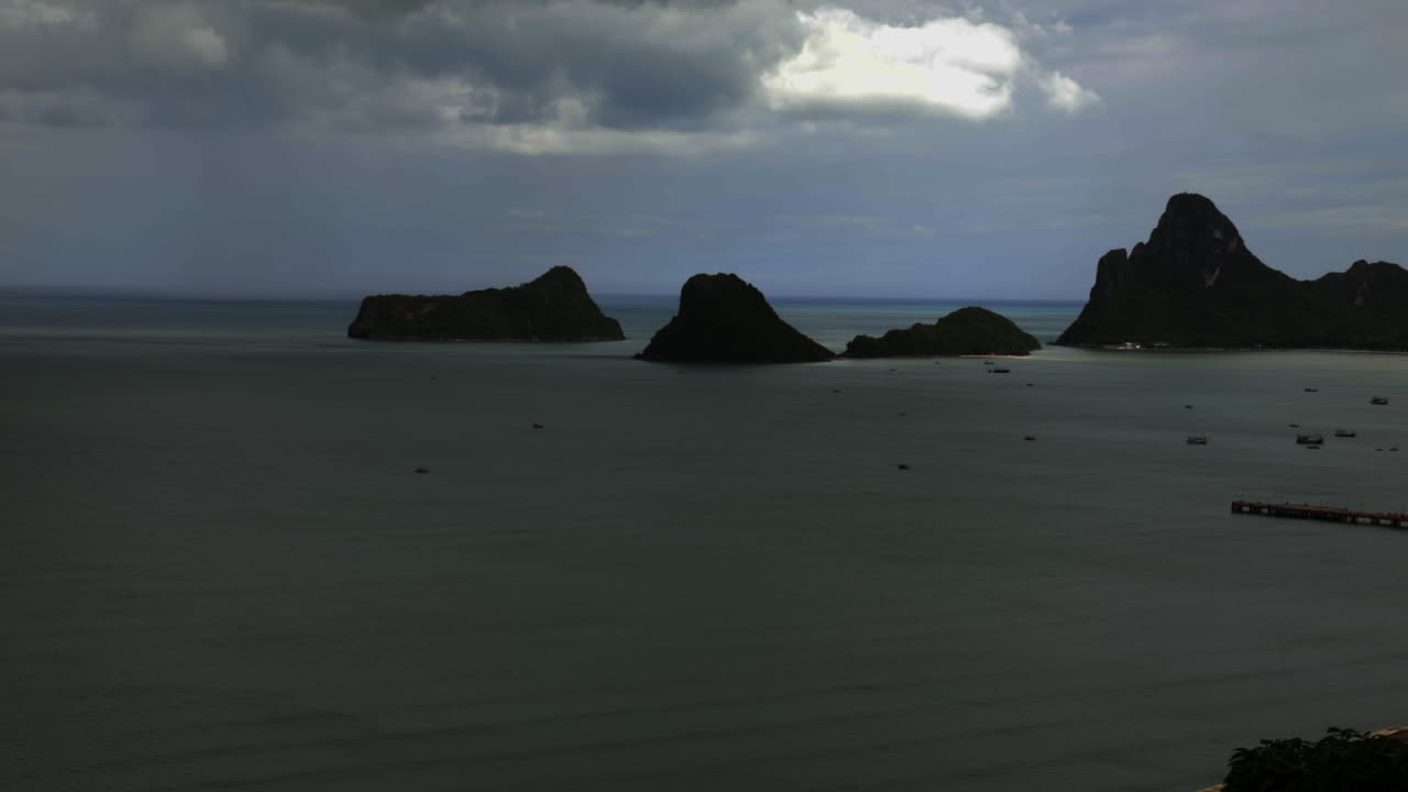 태국 해변에서 만과 구름을 바라보며