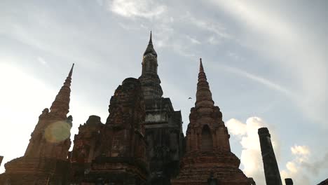 Antiguo-Budismo-De-Sukhothai-En-El-Parque-Histórico-De-Sukhothai-Provincia-De-Sukhothai,-Tailandia-Filmada-Con-Panasonic-Lumix-Gh5,-Panasonic-12-35-F2