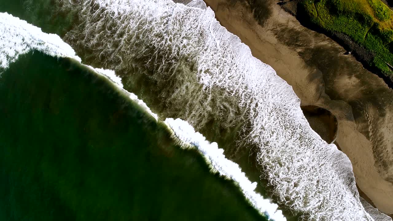 las olas se rompen en la playa de arena blanca.