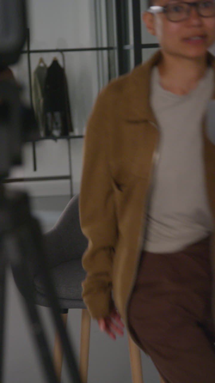 video vertical de una directora de cine frustrada viendo el rendimiento de los actores en el monitor rodando una película en el estudio filmada en tiempo real