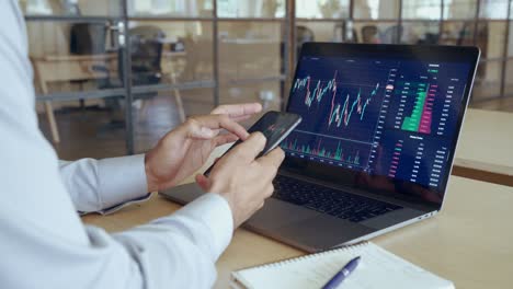 corredor de criptomonedas usando una aplicación telefónica analizando el mercado de valores en el teléfono celular.