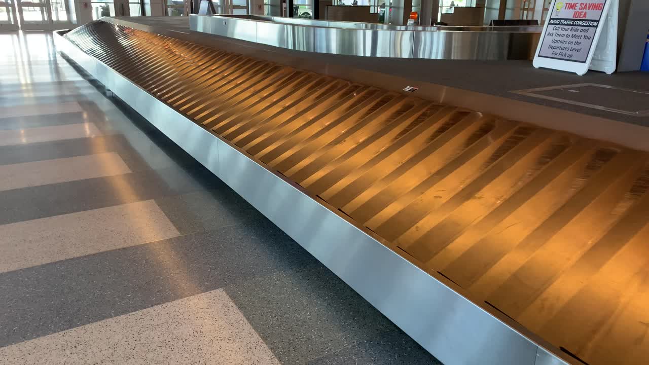 전염병 동안 빈 공항 터미널