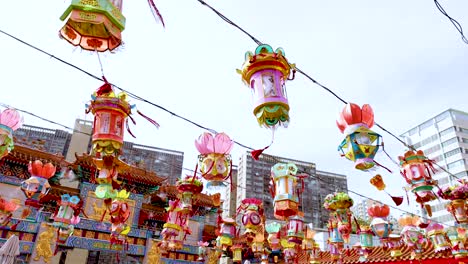 linternas coloridas colgando en el templo de hong kong