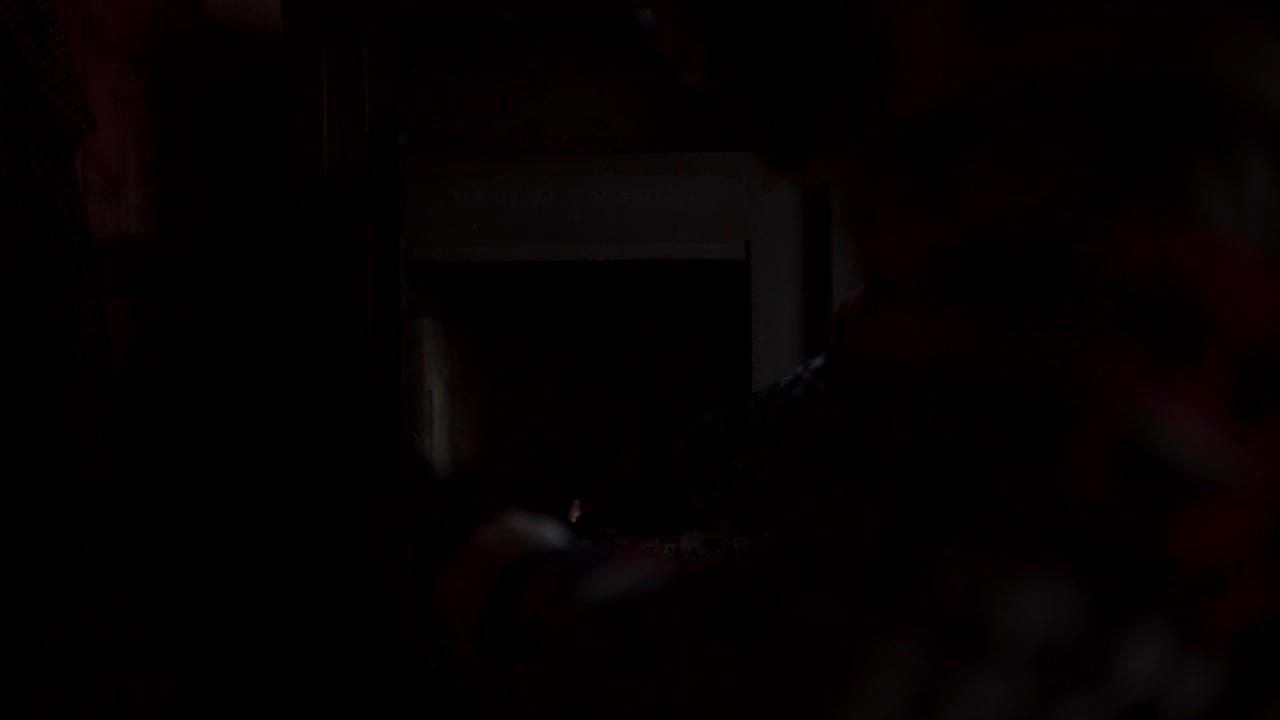 hildremsvatnet, trondelag, noruega - un hombre enciende un fuego acogedor con una chispa de un fósforo - de cerca