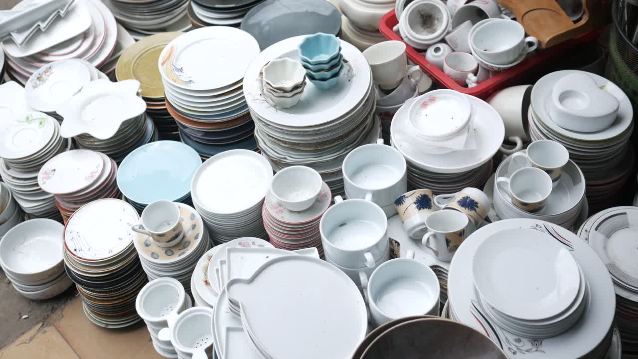 ⁇ 하고 반 ⁇ 이는 판 위에서 볼 수 있습니다 .