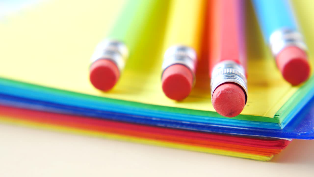 다채로운 연필과 노트북