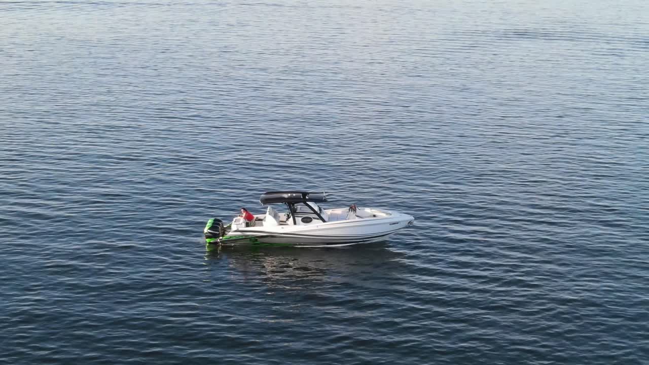 루이지애나 주 뉴올리언스의 잔잔한 바다 풍경 속에 사람들이 떠 있는 파워보트