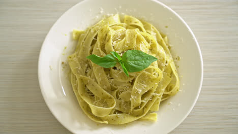 pasta fettuccine al pesto con queso parmesano encima - estilo de comida italiana