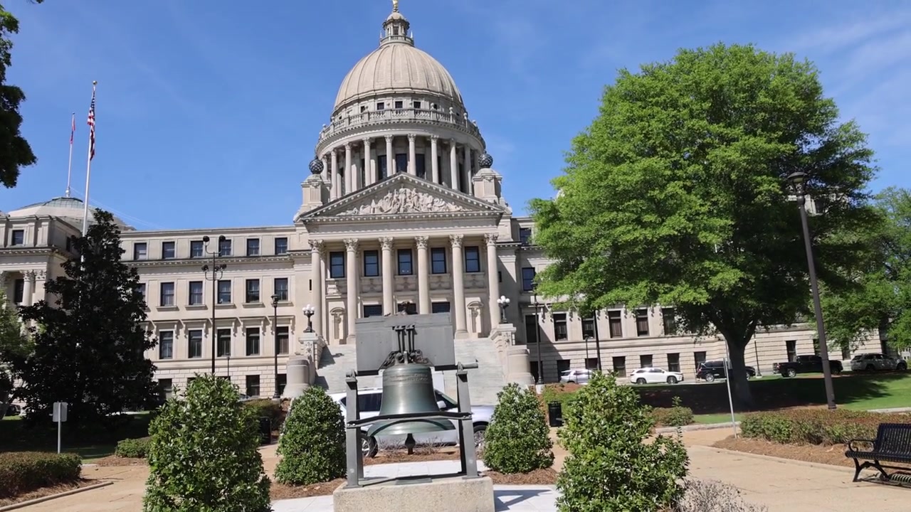 Edificio del Campidoglio dello Stato del Mississippi a Jackson, Mississippi, con ripresa dal basso dal marciapiede