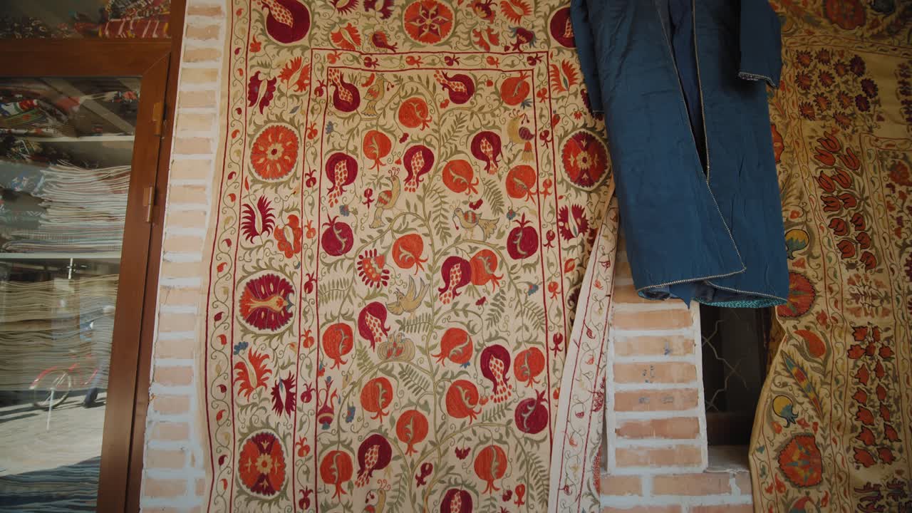 arte en la calle comercial de la ruta de la seda en bukhara, uzbekistán