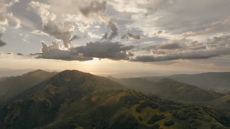 Antenne-Der-Bergkette-Im-Hinterland-Bei-Sonnenuntergang-Mit-Schöner-Wolkenbildung-Nach-Einem-Sturm-2