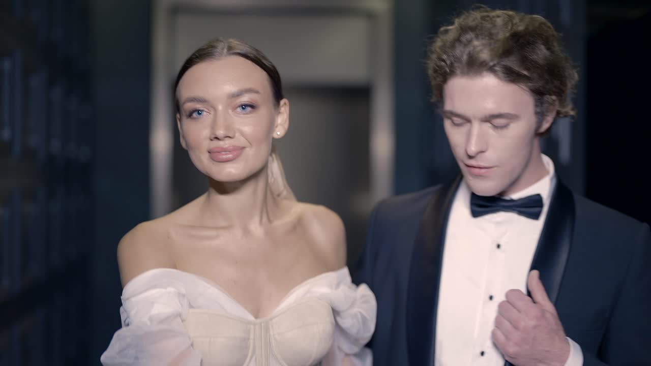 пара в официальной одежде на мероприятии