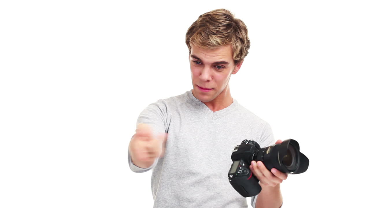 젊은 남자가 카메라를 들고 가리키고 있다