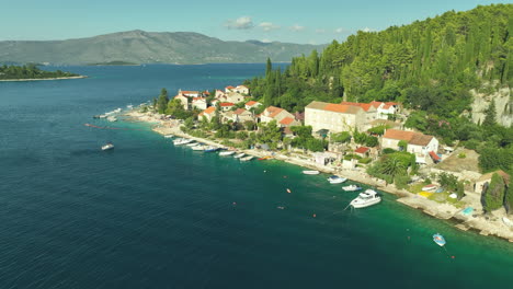 Hochwinkel-Drohnenschwenkaufnahme-Von-Korcula-In-Kroatien-An-Einem-Sonnigen-Tag