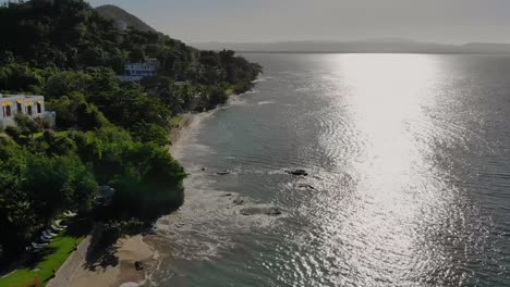 vista aérea de una costa durante la puesta de sol en una isla