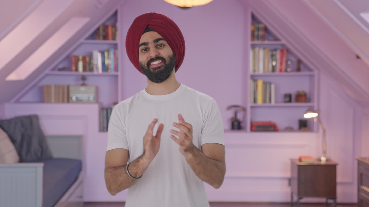 Uomo Sikh indiano felice che applaude e manifesta apprezzamento