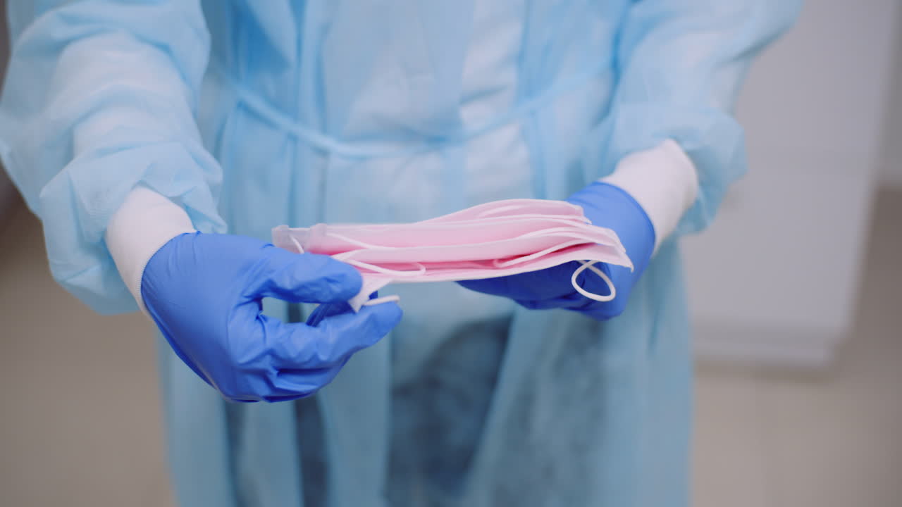 mujer con máscara protectora en las manos