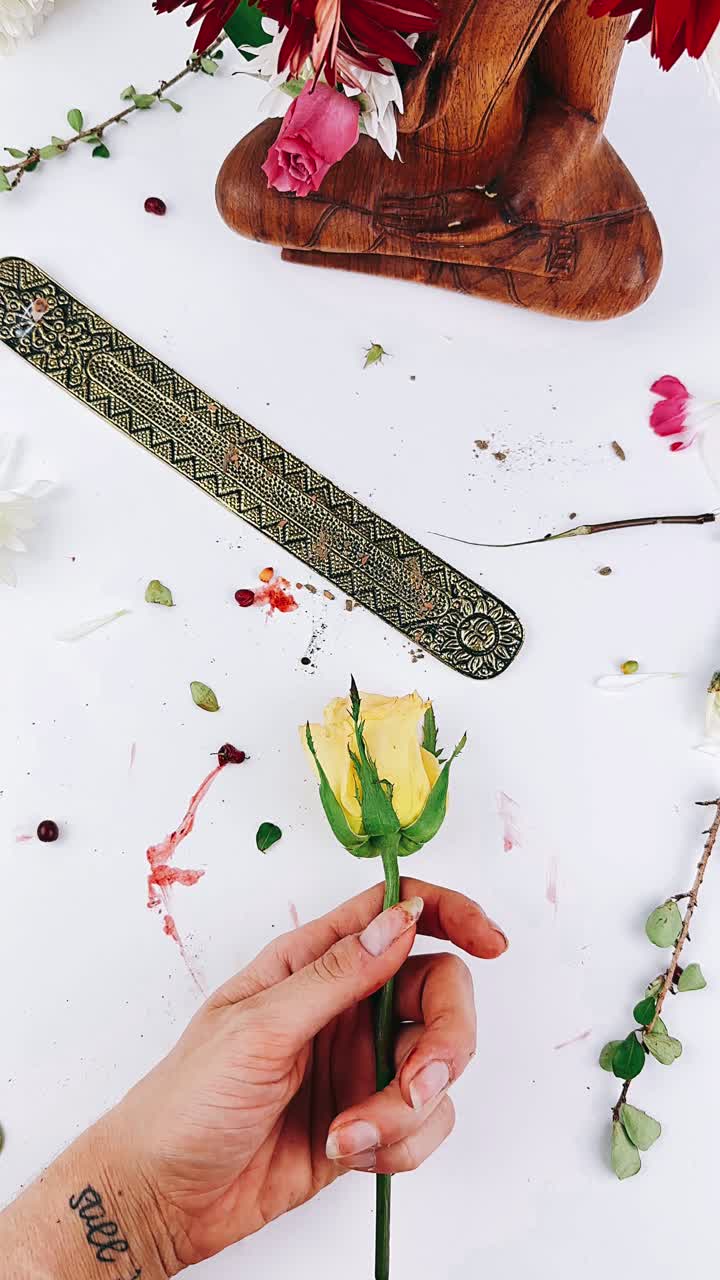 rosa amarilla, incienso y decoración de meditación