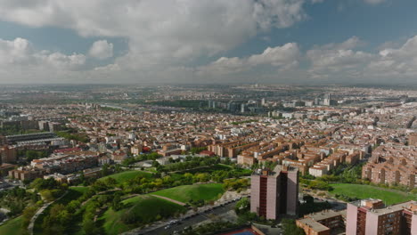 Desde-Calles-Bulliciosas-Hasta-Miradores-Serenos,-El-Tío-Pío-De-Madrid-Ofrece-Una-Vista-Altísima