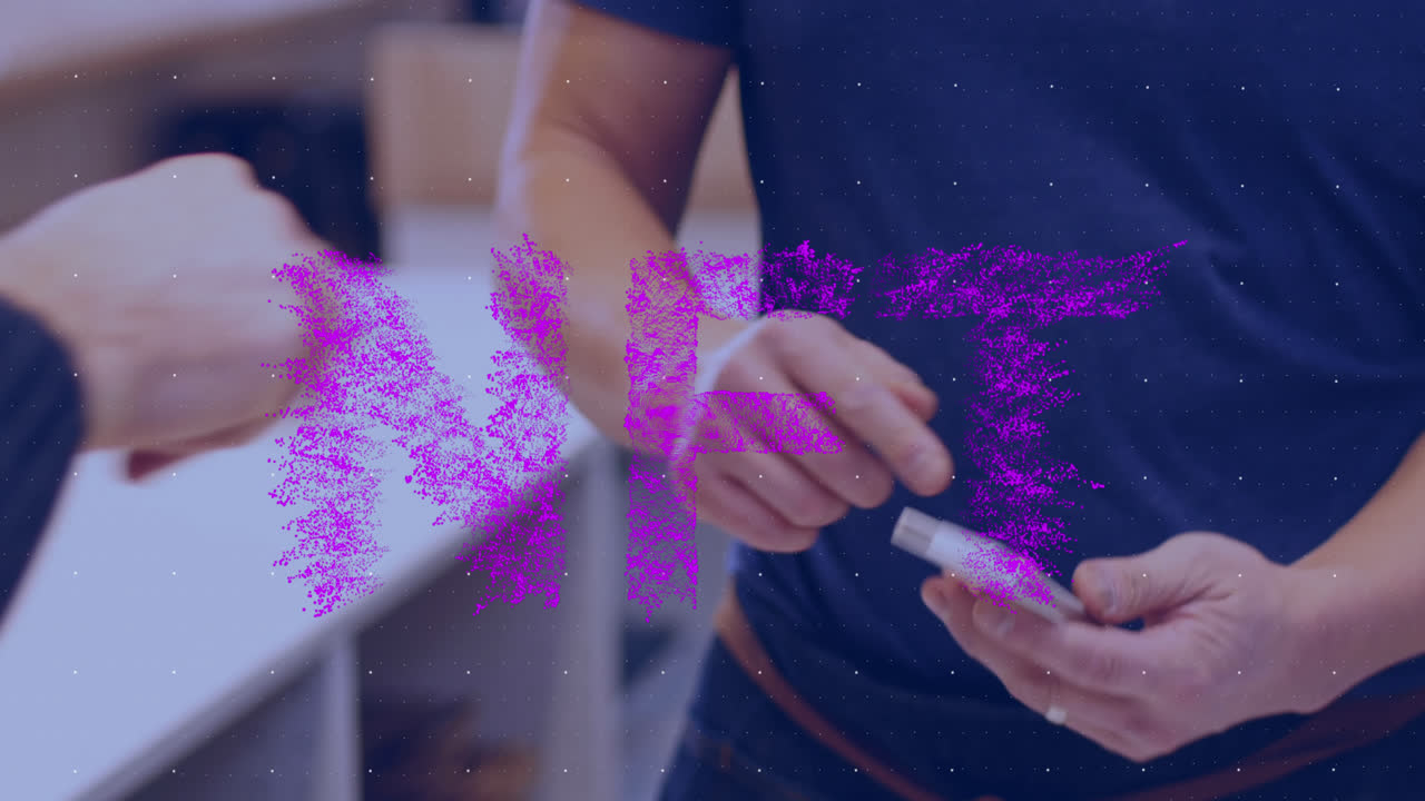 animación de banner de texto de nft sobre la sección media de un hombre haciendo un pago con su tarjeta de crédito