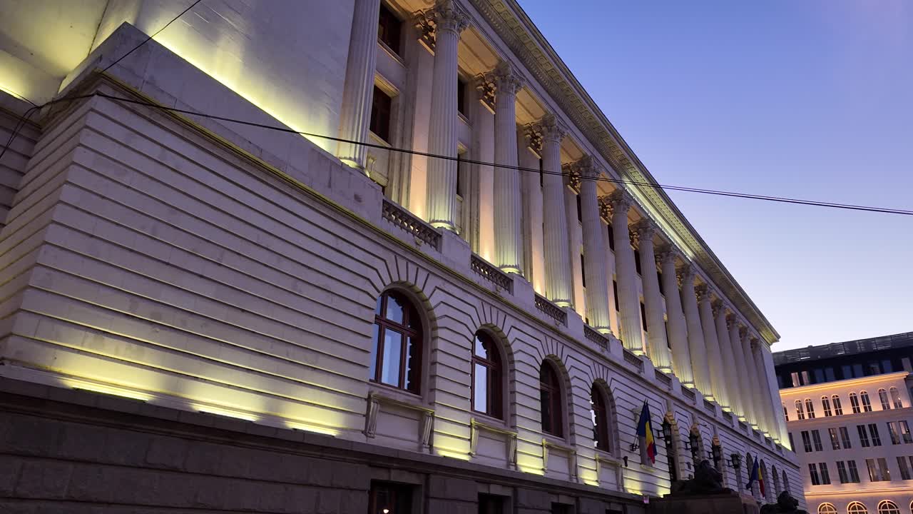 Edificio della Banca nazionale della Romania che mostra architettura neoclassica e colonne illuminate di notte
